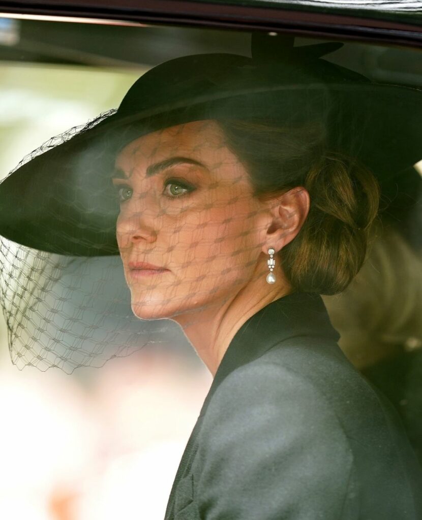 Kate Middleton क बहद पसद ह य डयमड डरप इयररगस इस पहन चक ह  कई बर  kate middleton loves these diamond earringsmobile